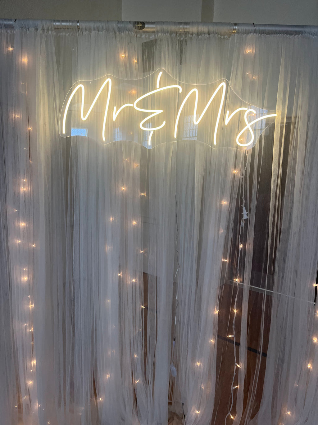 Mr & Mrs neon sign