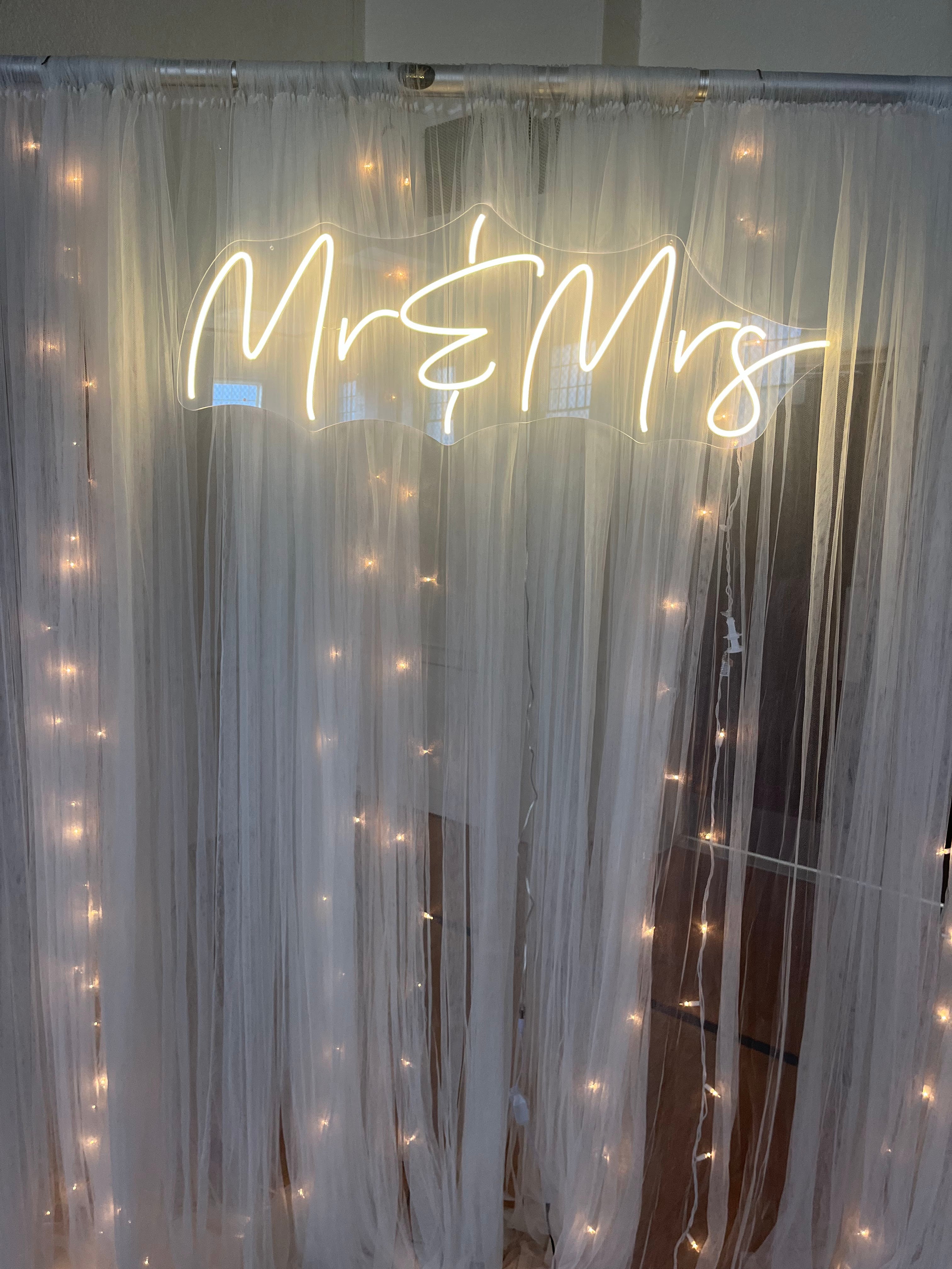 Mr & Mrs neon sign